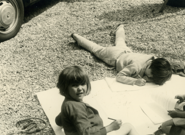 Edith à 6 ans, dessinant avec ses sœurs 