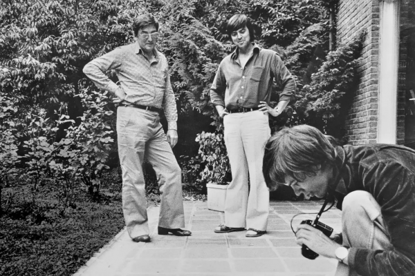 En 1974, l’artiste (à gauche), Christian Mauron et le photographe vaudois Yvan Muriset, dans le jardin de la maison familiale des Franquin, à la rue des Marcassins, à Bruxelles.