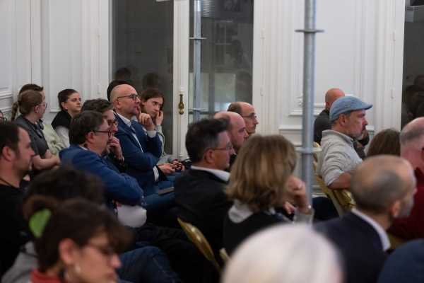 Un public attentif lors de la soirée ZOO - Ambassade du Royaume des Pays-Bas à l'Atelier Néerlandais 