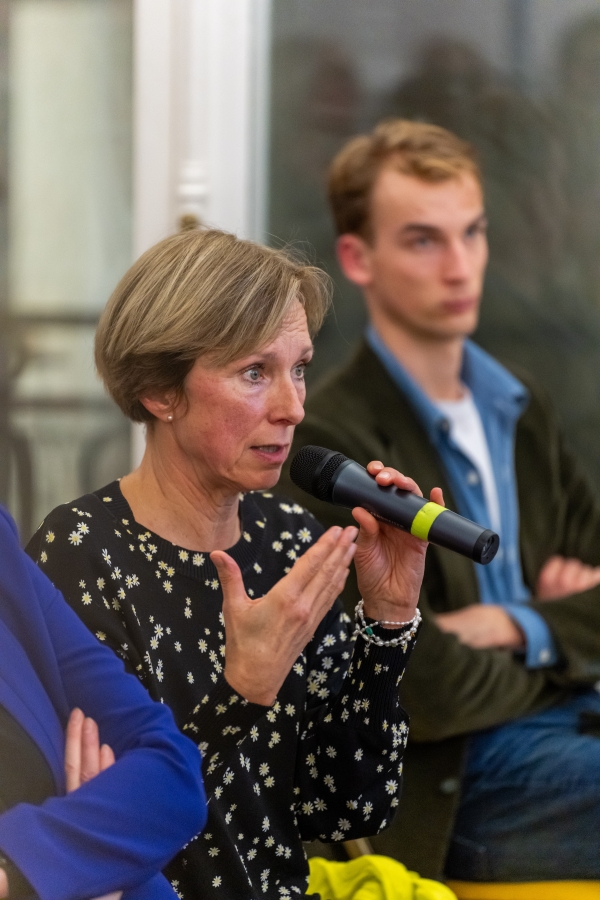 Notre traductrice lors de la soirée ZOO - Ambassade du Royaume des Pays-Bas à l'Atelier Néerlandais 