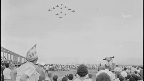Patrouille de France - Alger Le 17 mai 1953, lors d'un meeting à Alger, la patrouille du 3ème escadre de Reims, dirigée par le CDT Delachenal, enthousiasme le public, obtenant ainsi le surnom de « La Patrouille de France » donné par Jacques Noetinger, commentateur du meeting.