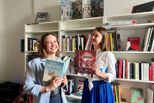 Mathilde et Alice, deux soeurs passionnées de BD et romans graphiques, ouvrent La Bubbette à Lille-Moulins. © Hervine Mahaud