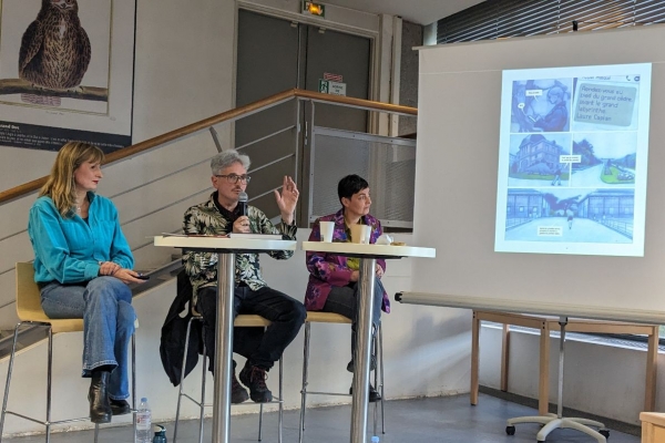 Emmanuelle Klein Gaétan Nocq et Isabelle Rouget de Emmanuelle Klein, Gaétan Nocq et Isabelle Rouget devant une planche au Muséum