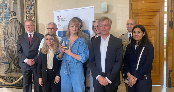 Les Galons de la bande dessinée 2025 : des récits puissants au service de la mémoire Isabelle Maroger, mention special des Galons de la BD 2025 accompagné des membres du jury