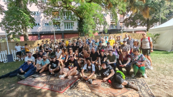 Photo de groupe des auteurs de bande dessinée au Cabaret Vert 2025, réunis après “le pot du parrain”, Stéphane Créty.