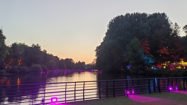Le soir tombe sur la Meuse qui sépare différents espaces du festival du Cabaret Vert 2025