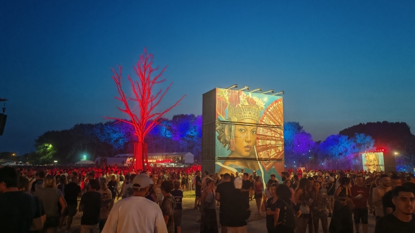 Devant la scène Zanzibar du Festival Cabaret Vert 2025avec la sculpture-arbre célèbre des festivaliers