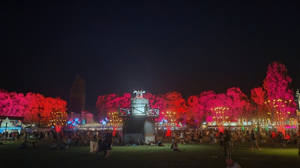 Devant la scène Razorback du Festival BD et Musique du Cabaret Vert 2025