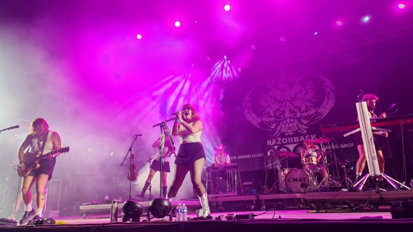 4 - CMAT groupe de pop-rock énergique sur la scène Razorback du Festival Cabaret Vert 2025