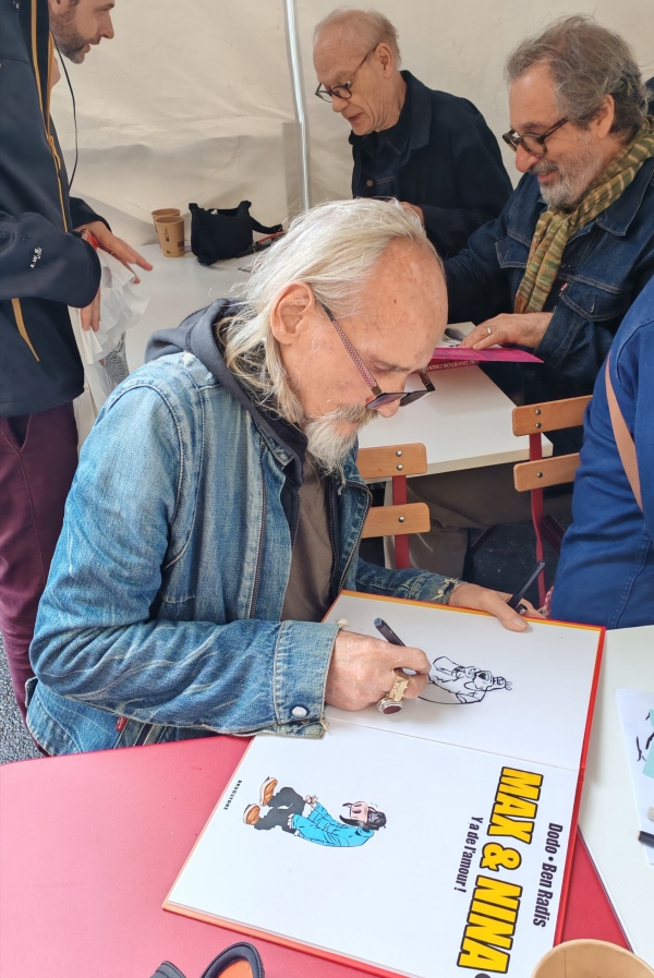 Les auteurs de bande dessinée Ben Radis, Jean-Claude Denis et Charles Berbérian dédicacent leurs albums lors des Journées BD de Clichy