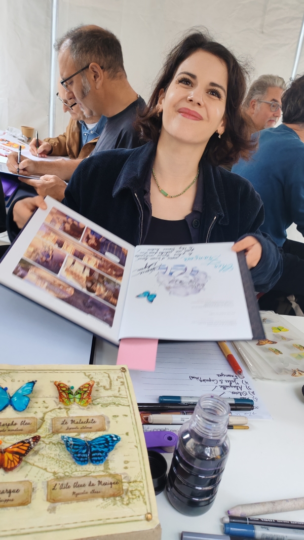 Clémence Collignon, autrice de L’Hacienda aux papillons, réalise un dessin en direct aux Journées BD de Clichy