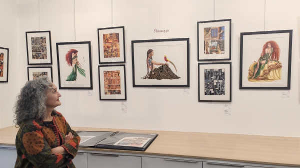 L’autrice espagnole Ana Miralles explique l’importance symbolique d’un oiseau dans l’une de ses illustrations exposées à la galerie Daniel Maghen. Un détail qui révèle son attention à la nature et à la composition.