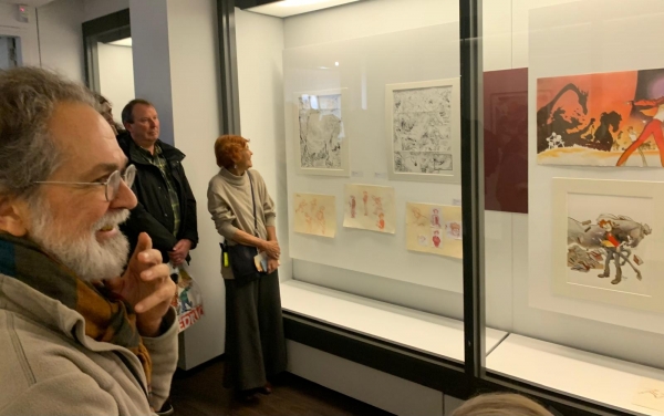 Frank Pé commentant son oeuvre à son expo à Liège en 2023