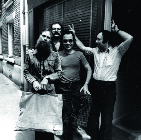 Jacques Diament fait les cornes à Gotlib. Yvan Delporte et Solé sont de la partie