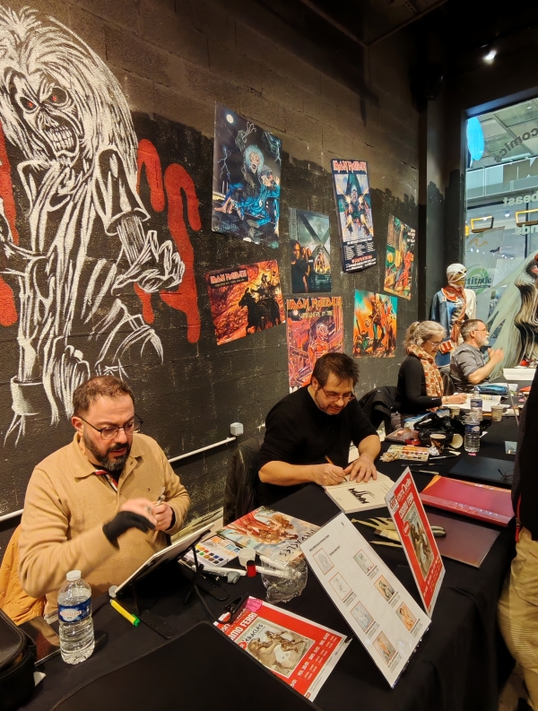 Iron Maiden Dans l'expo Iron Maiden, Cosimo Ferri dédicace sous le regard d'une créature inquiétante...