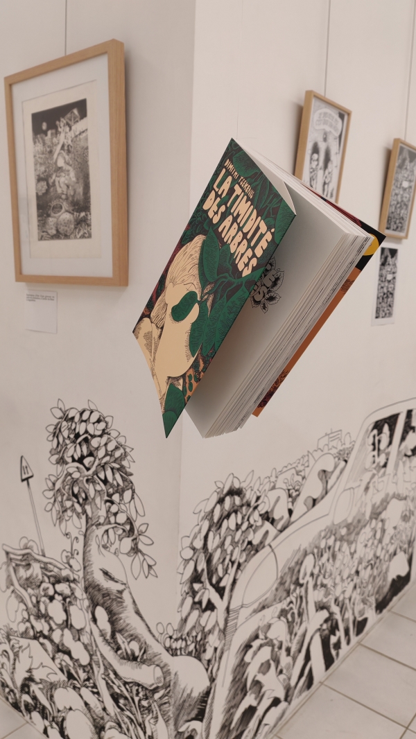 Tsekenis Expo La Timidité des arbres, à la scénographie soignée par l'auteur Dimitri Tsekenis