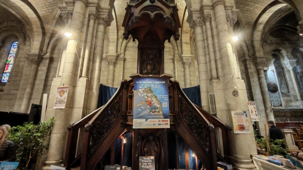 40 and de BD chrétienne à l'église Saint Martial d'Angoulême