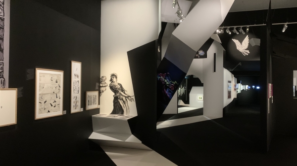 S'amuser à se laisser porter par cet origami géant est un réel plaisir