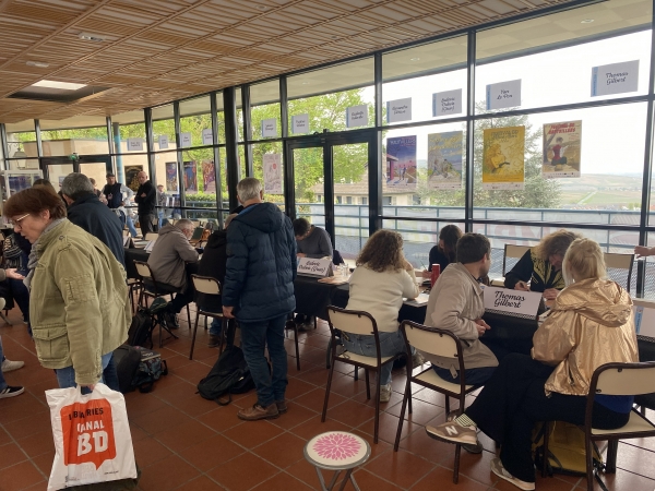 Au cœur du Festival BD d’Hautvillers 2026, auteurs et visiteurs échangent dans une ambiance conviviale