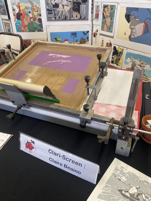 Clari Screen est une organisation dirigée par Claire Beaino et Luc Vinois, dédiée au développement de la sérigraphie au service du Neuvième Art, la bande dessinée.