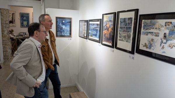 Jean-Paul Krassinsky face à ses planches à la galerie Achetez de l'Art en avril 2025