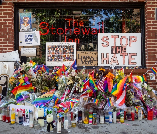Mémorial du Stonewall Inn Mémorial du Stonewall Inn : Obama venait juste d'annoncer son statut de monument national