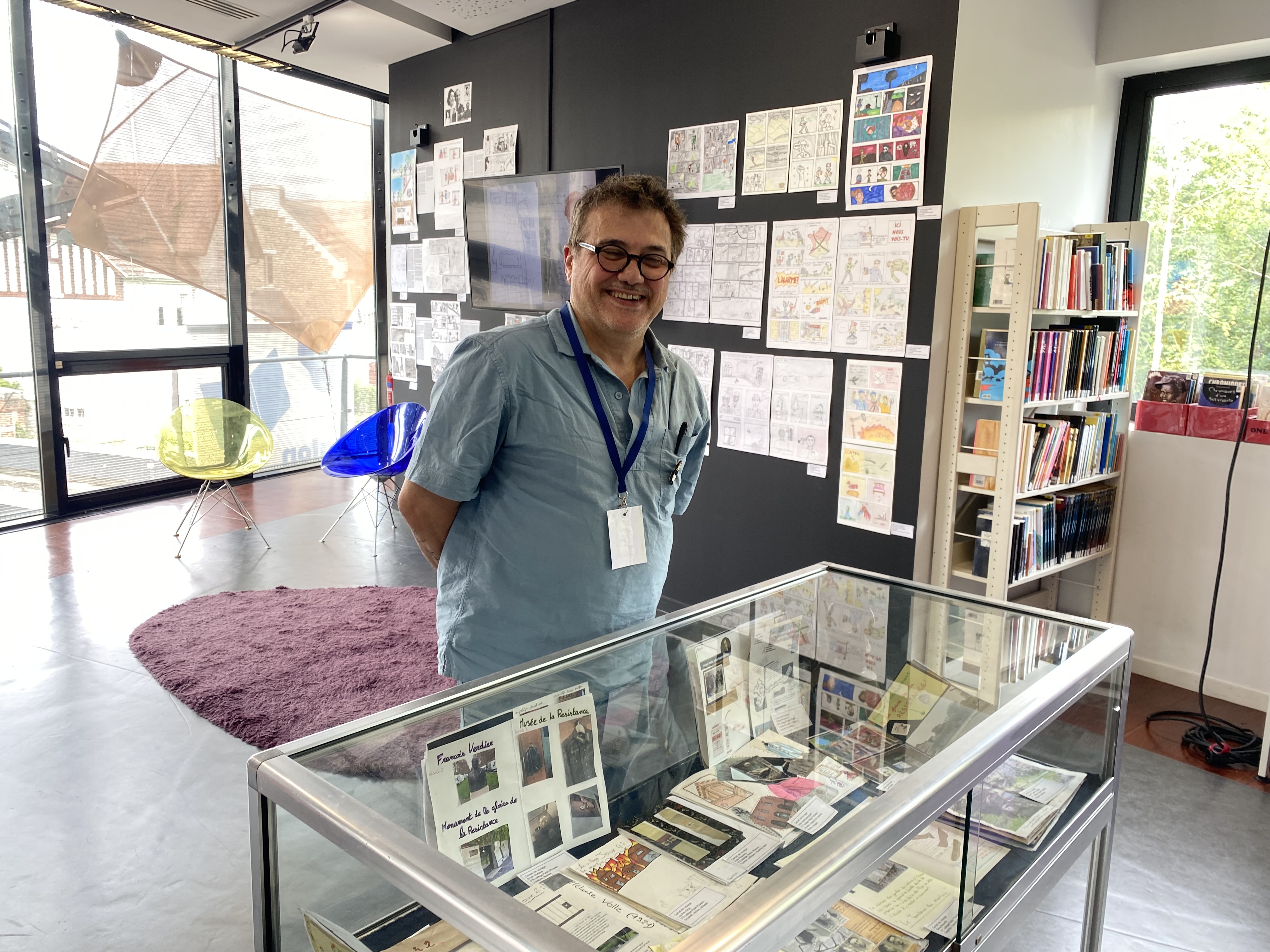 Patrick Pelloux devant les carnets de voyage réalisés par les élèves du collège Picasso
