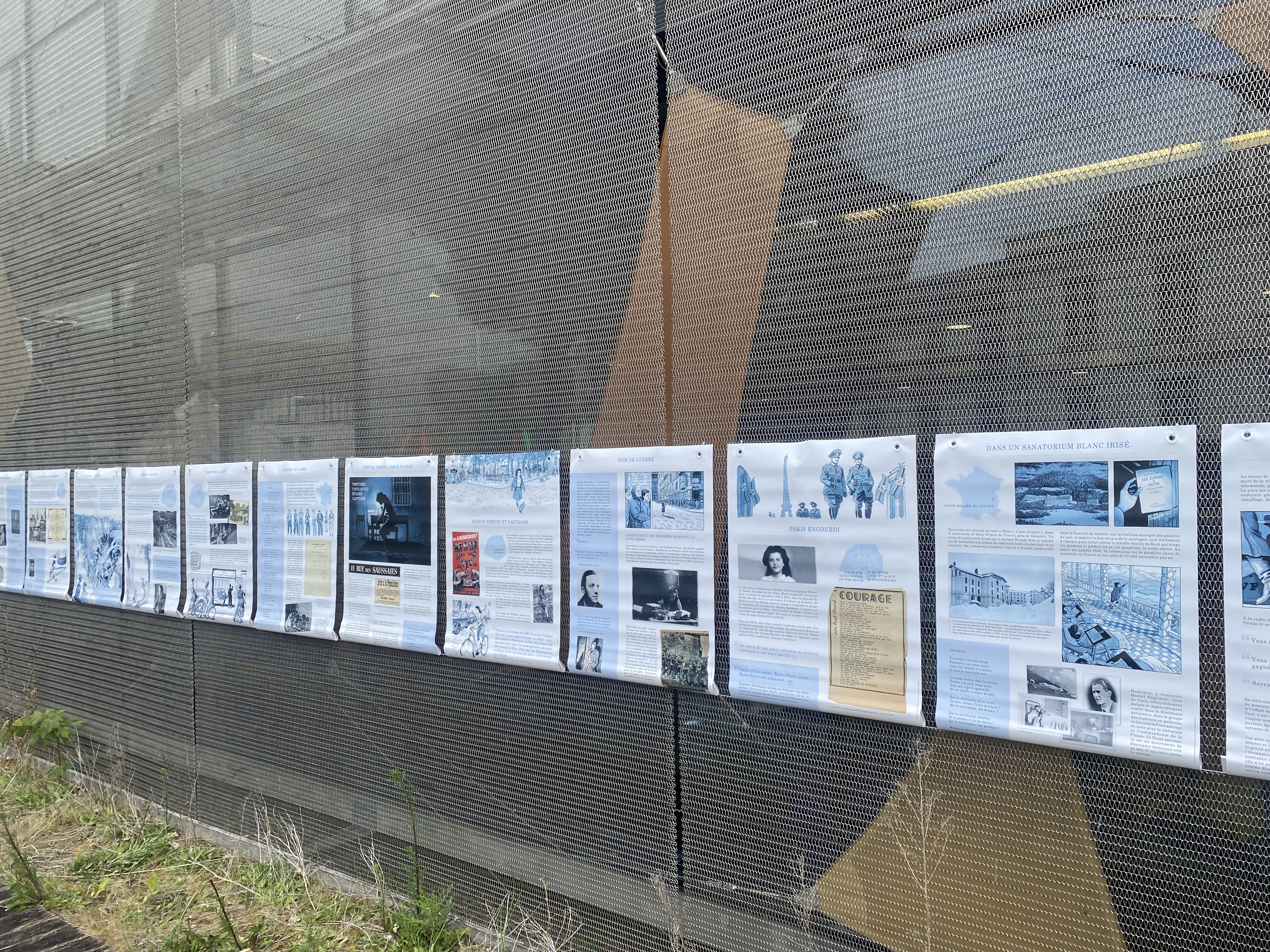 Exposition Madeleine Riffaud (Dupuis) sur la façade de la médiathèque de Montargis