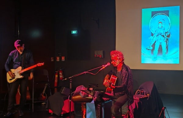 Concert Cave Bowie Cash Concert de Juncker Vaillant reprenant des chansions de Johnny Cash, Nick Cave et David Bowie, sur fond de dessins de Reinhard Kleistave and