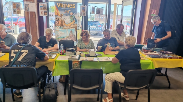 Festival BD Gisors éditions Varou Le stand des éditions Varou, éditeur normand, avec Jacky Clech et Cordoba en train de dédicacer