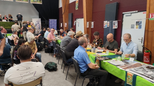 Gisors Festival BD Hirn Brunshwig Porcel Il y a du monde pour les dédicaces à Gisors. De droite à gauche : Hirn, Brunschwig et Porcel, puis bien d'autres auteurs