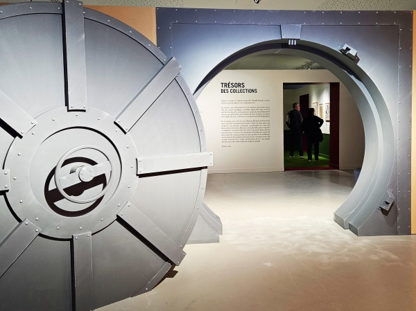 Vue de l’exposition “Trésors des collections” à la Cité Internationale de la Bande Dessinée et de l’Image à Angoulême, présentant des planches originales issues du patrimoine mondial du 9e art. © CIBD