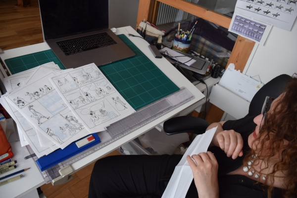 Claire Bouihlac à son bureau dans son atelier