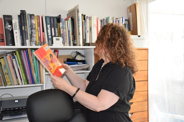 Bibliothèque de Claire Bouilhac, dans son atelier