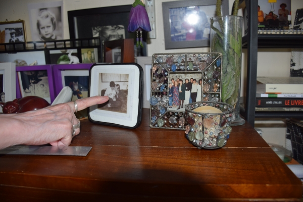 Cadres photos entourant le bureau de Chantal Montellier