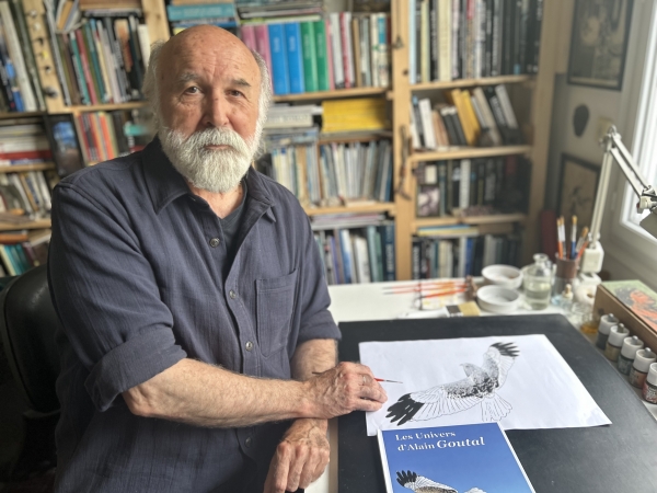 Alain Goutal assis à son bureau, chez lui