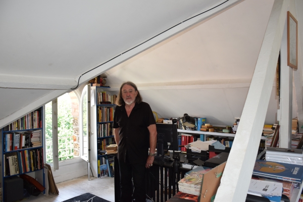 Rodolphe ou l’art du scénario ! Rodolphe, dans son bureau en banlieue parisienne
