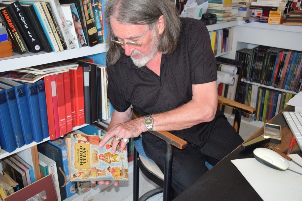 Rodolphe ou l’art du scénario ! Rodolphe feuilletant l'un des nombreux livres de sa bibliothèque