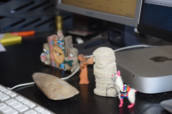 Rodolphe ou l’art du scénario ! Petits objets fétiches présents dans le bureau de Rodolphe