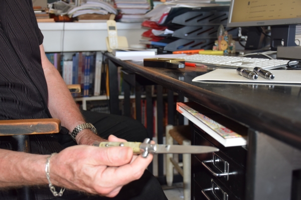 Rodolphe ou l’art du scénario ! Couteau cran d'arrêt au manche en nacre offert par un ami de Rodolphe
