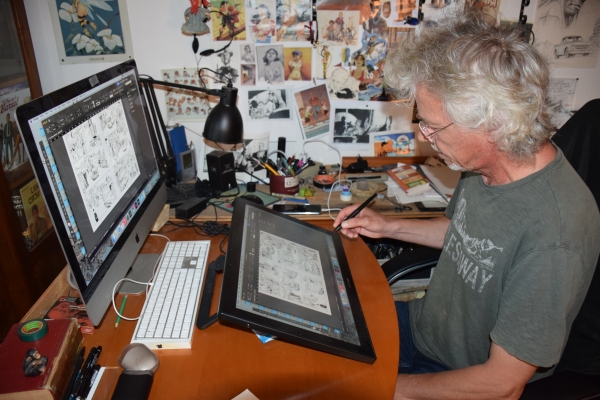 Gael Séjourné travaillant sur sa tablette graphique 