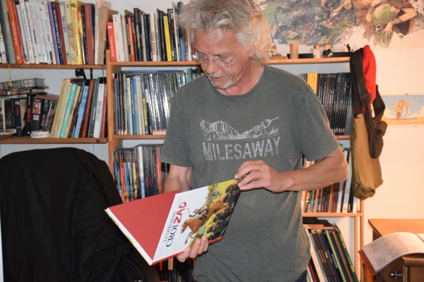 Gael Séjourné feuillante une BD de sa bibliothéque