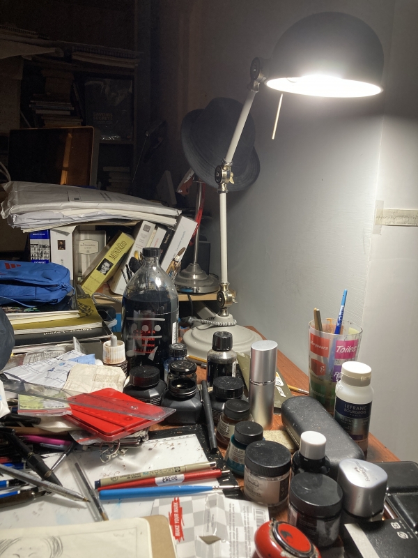 L'espace de travail de David Prudhomme, entre intimité et création graphique.