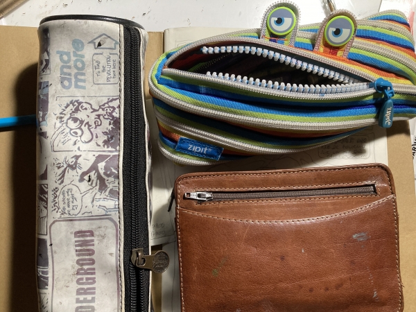 Les trousses de dédicaces, toujours prêtes pour les festivals et les rencontres avec le public