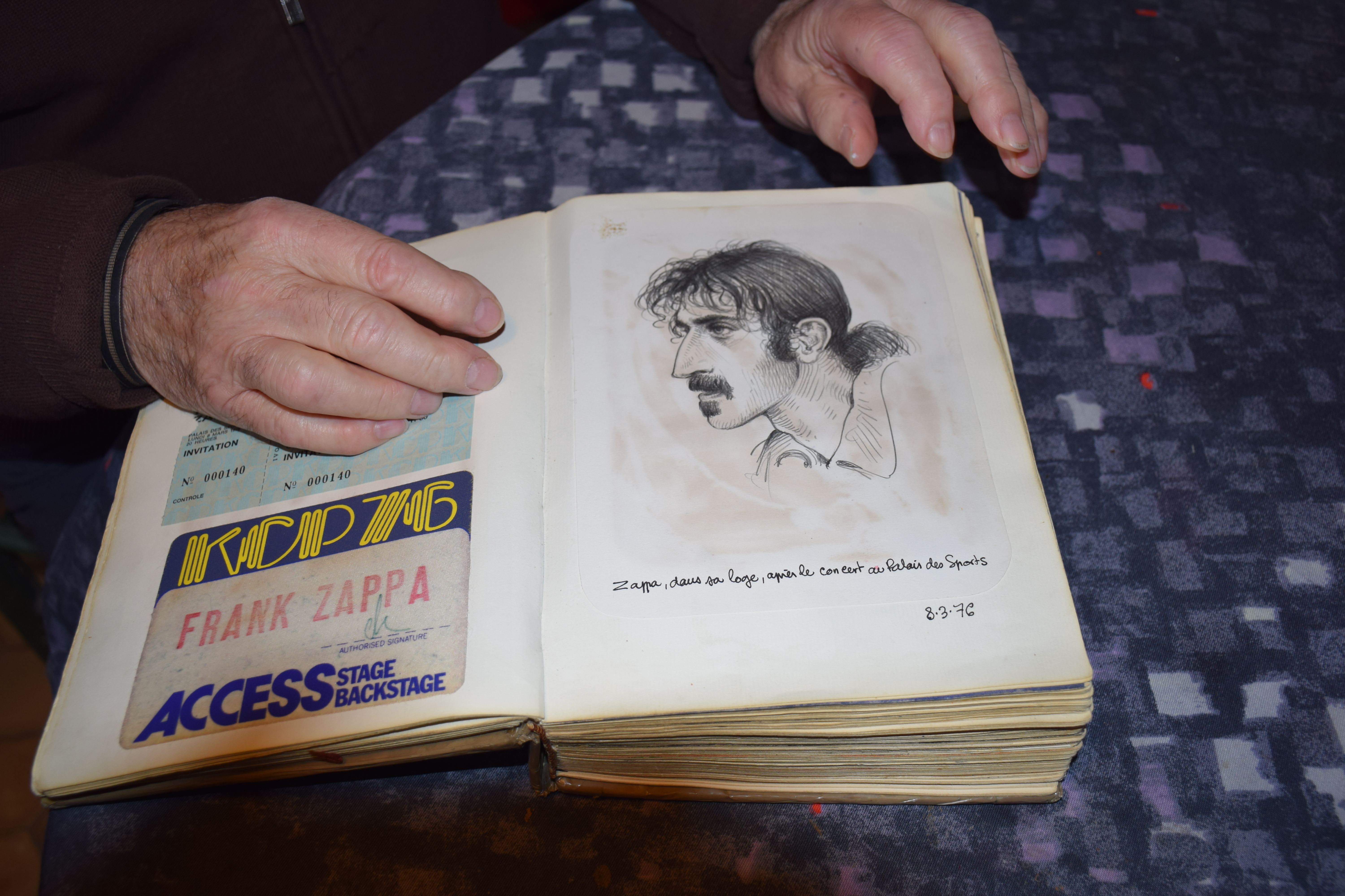 Jean Solé classe dans des carnets des documents depuis des années. Portrait de Frank Zappa