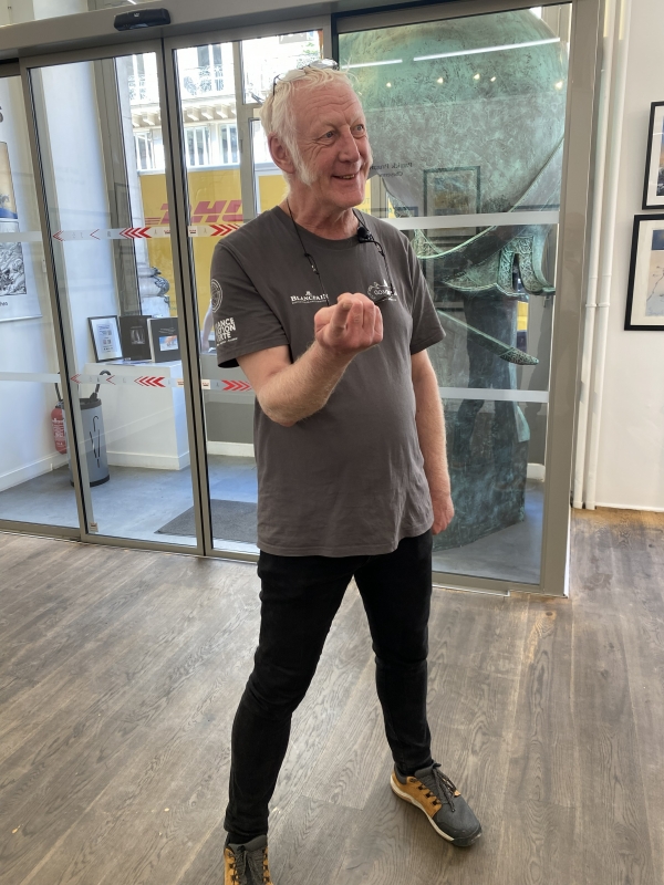 Riff Rebs lors de son explication de texte de son exposition vente à la Galerie Maghen