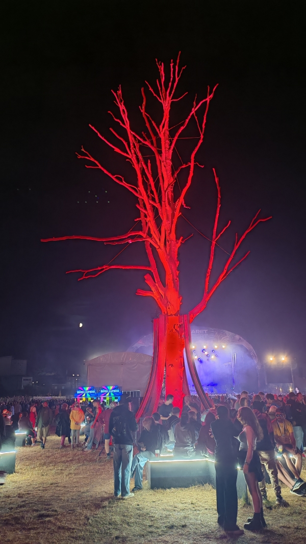 Le mythique arbre rouge du Cabaret Vert, point de rendez-vous des festivaliers