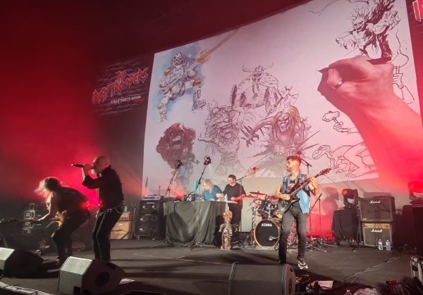 Turf et Lereculey au concert dessiné Iron Maiden, au Grand Off d'Angoulême 2026. Concert par The Iron Troopers, excellents.