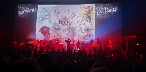 The Iron Troopers jouent Iron Maiden pendant que JL Masbou ajoute sa touche au concert dessiné Iron Maiden (Grand Off Angoulême 2026)