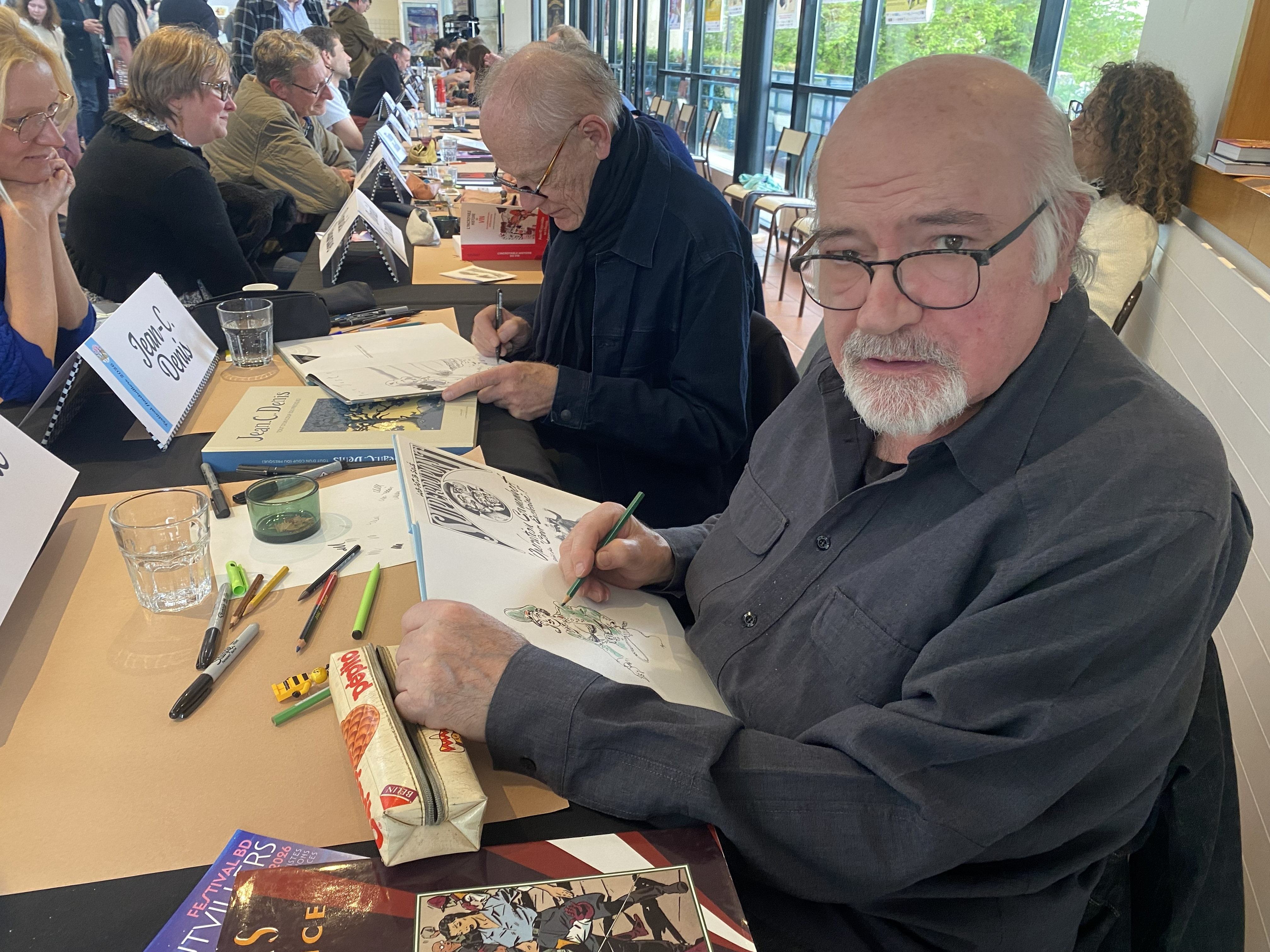 Jean Solé (Au premier plan) et Jean-Claude Denis (Au second rang), deux figures majeures de la BD, réunis au Festival d’Hautvillers 2026